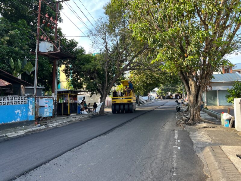 Sejumlah pekerja melakukan pemeliharaan jalan menggunakan perkerasan hotmix di salah satu ruas jalan dalam Kota Ternate, Maluku Utara. Program pemeliharaan jalan tahun 2026 telah mencapai progres 74 persen, Jumat (18/9/2026). (Dok: istimewa)