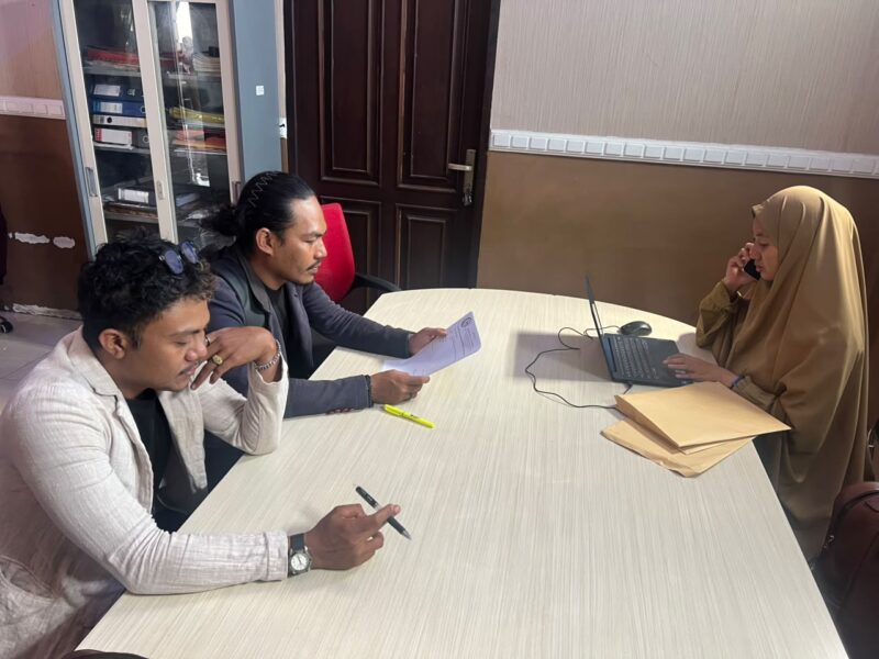 Tim kuasa hukum Ovin Likumahua dari Kantor Hukum LH & Rekan saat menyampaikan laporan pengaduan terkait kecelakaan kerja yang dialami kliennya kepada Disnakertrans Maluku Utara, Senin (21/9/2026). (Dok: Istimewa)