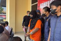Owner Zahra Berkah, Sahriyani A. Hi. Madi mengenakan baju tahanan setelah ditetapkan sebagai tersangka dalam dugaan kasus investasi Zahra Berkah oleh Polres Ternate, Maluku Utara, Senin (21/9/2026). (Dok: Wahana Malut/Riff)