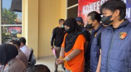 Owner Zahra Berkah, Sahriyani A. Hi. Madi mengenakan baju tahanan setelah ditetapkan sebagai tersangka dalam dugaan kasus investasi Zahra Berkah oleh Polres Ternate, Maluku Utara, Senin (21/9/2026). (Dok: Wahana Malut/Riff)