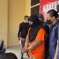 Owner Zahra Berkah, Sahriyani A. Hi. Madi mengenakan baju tahanan setelah ditetapkan sebagai tersangka dalam dugaan kasus investasi Zahra Berkah oleh Polres Ternate, Maluku Utara, Senin (21/9/2026). (Dok: Wahana Malut/Riff)