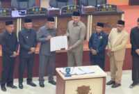 Wali Kota Ternate M. Tauhid Soleman bersama pimpinan DPRD Kota Ternate saat penandatanganan Nota Kesepakatan KUA-PPAS Perubahan Tahun Anggaran 2026, Selasa (22/9/2026) malam. (Dok: Wahana Malut/ Ical).