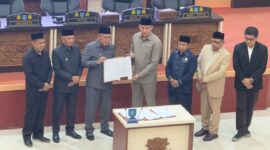 Wali Kota Ternate M. Tauhid Soleman bersama pimpinan DPRD Kota Ternate saat penandatanganan Nota Kesepakatan KUA-PPAS Perubahan Tahun Anggaran 2026, Selasa (22/9/2026) malam. (Dok: Wahana Malut/ Ical).
