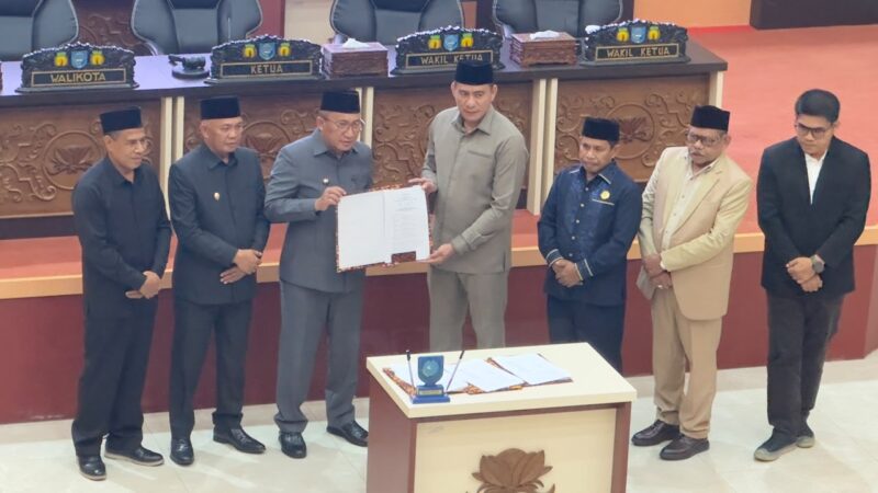 Wali Kota Ternate M. Tauhid Soleman bersama pimpinan DPRD Kota Ternate saat penandatanganan Nota Kesepakatan KUA-PPAS Perubahan Tahun Anggaran 2026, Selasa (22/9/2026) malam. (Dok: Wahana Malut/ Ical).