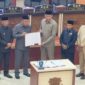 Wali Kota Ternate M. Tauhid Soleman bersama pimpinan DPRD Kota Ternate saat penandatanganan Nota Kesepakatan KUA-PPAS Perubahan Tahun Anggaran 2026, Selasa (22/9/2026) malam. (Dok: Wahana Malut/ Ical).