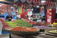 Pedagang menata cabai yang dijual di Pasar Barito, Kelurahan Gamalama, Kota Ternate, Maluku Utara, Rabu (23/9/2026). Harga sejumlah jenis cabai kembali mengalami kenaikan. (Dok: Wahana Malut/Ical)