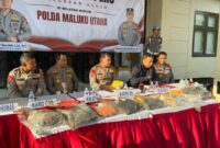 Kapolda Maluku Utara Irjen Pol Arif Budiman bersama Dirreskrimum Kombes Pol I Gede Putu Widyana saat menyampaikan perkembangan penanganan kasus Sibenpopo dalam konferensi pers di Mapolda Malut, Kamis (24/9/2026). (Dok: Istimewa)