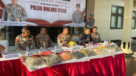 Kapolda Maluku Utara Irjen Pol Arif Budiman bersama Dirreskrimum Kombes Pol I Gede Putu Widyana saat menyampaikan perkembangan penanganan kasus Sibenpopo dalam konferensi pers di Mapolda Malut, Kamis (24/9/2026). (Dok: Istimewa)