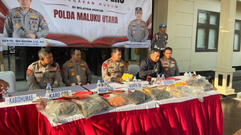 Kapolda Maluku Utara Irjen Pol Arif Budiman bersama Dirreskrimum Kombes Pol I Gede Putu Widyana saat menyampaikan perkembangan penanganan kasus Sibenpopo dalam konferensi pers di Mapolda Malut, Kamis (24/9/2026). (Dok: Istimewa)