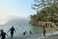 Sejumlah warga menikmati air laut dengan berenang di kawasan Jikomalamo, Ternate Barat, Kota Ternate, pada akhir pekan, Sabtu (26/9/2026). (Dok: Wahana Malut/Caca)