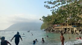Sejumlah warga menikmati air laut dengan berenang di kawasan Jikomalamo, Ternate Barat, Kota Ternate, pada akhir pekan, Sabtu (26/9/2026). (Dok: Wahana Malut/Caca)