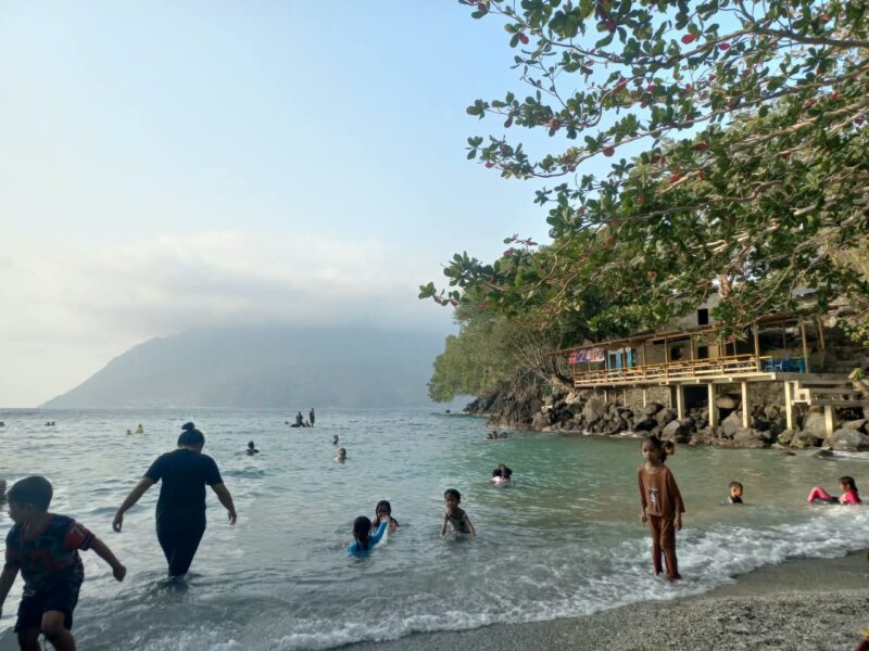 Sejumlah warga menikmati air laut dengan berenang di kawasan Jikomalamo, Ternate Barat, Kota Ternate, pada akhir pekan, Sabtu (26/9/2026). (Dok: Wahana Malut/Caca)