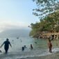 Sejumlah warga menikmati air laut dengan berenang di kawasan Jikomalamo, Ternate Barat, Kota Ternate, pada akhir pekan, Sabtu (26/9/2026). (Dok: Wahana Malut/Caca)
