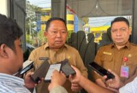 Sekretaris Kota Ternate Rizal Marsaoly saat diwawancarai terkait finalisasi APBD Perubahan Kota Ternate Tahun Anggaran 2026, Senin (28/9/2026). (Dok: Wahana Malut/Ical)