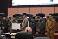 Wali Kota Ternate Tauhid Soleman bersama pimpinan DPRD dan jajaran Pemerintah Kota Ternate memperlihatkan dokumen penetapan Perubahan APBD Kota Ternate Tahun Anggaran 2026, Selasa (29/9/2026). (Dok: Humas Setwan)