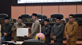 Wali Kota Ternate Tauhid Soleman bersama pimpinan DPRD dan jajaran Pemerintah Kota Ternate memperlihatkan dokumen penetapan Perubahan APBD Kota Ternate Tahun Anggaran 2026, Selasa (29/9/2026). (Dok: Humas Setwan)