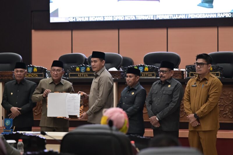 Wali Kota Ternate Tauhid Soleman bersama pimpinan DPRD dan jajaran Pemerintah Kota Ternate memperlihatkan dokumen penetapan Perubahan APBD Kota Ternate Tahun Anggaran 2026, Selasa (29/9/2026). (Dok: Humas Setwan)