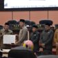 Wali Kota Ternate Tauhid Soleman bersama pimpinan DPRD dan jajaran Pemerintah Kota Ternate memperlihatkan dokumen penetapan Perubahan APBD Kota Ternate Tahun Anggaran 2026, Selasa (29/9/2026). (Dok: Humas Setwan)