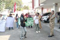 Dewan Perjuangan Rakyat Moti (DPRM) menggelar aksi di Kantor Wali Kota dan Kantor DPRD Kota Ternate, Rabu (30/9/2026). (Dok: DPRM)