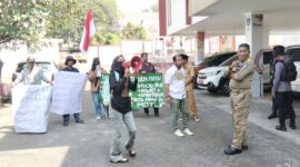 Dewan Perjuangan Rakyat Moti (DPRM) menggelar aksi di Kantor Wali Kota dan Kantor DPRD Kota Ternate, Rabu (30/9/2026). (Dok: DPRM)