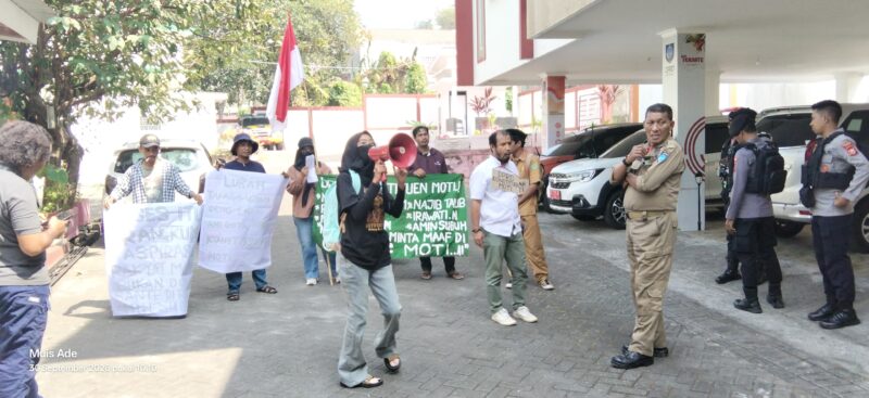 Dewan Perjuangan Rakyat Moti (DPRM) menggelar aksi di Kantor Wali Kota dan Kantor DPRD Kota Ternate, Rabu (30/9/2026). (Dok: DPRM)