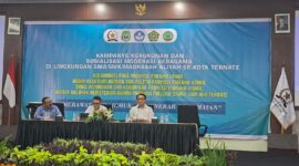 Para pemateri dalam kegiatan Kampanye Kerukunan dan Sosialisasi Moderasi Beragama bagi pelajar SMA/SMK/MA se-Kota Ternate di Ballroom Muara Hotel, Ternate, Rabu (30/9/2026).