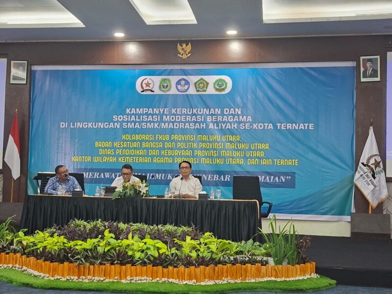 Para pemateri dalam kegiatan Kampanye Kerukunan dan Sosialisasi Moderasi Beragama bagi pelajar SMA/SMK/MA se-Kota Ternate di Ballroom Muara Hotel, Ternate, Rabu (30/9/2026).