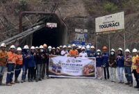 Mahasiswa Student Chapter UMMU dan Unkhair berfoto bersama di depan area tambang bawah tanah Toguraci milik PT NHM dalam kegiatan kunjungan lapangan yang difasilitasi Perhapi Maluku Utara. (Dok: Istimewa)