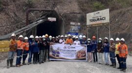 Mahasiswa Student Chapter UMMU dan Unkhair berfoto bersama di depan area tambang bawah tanah Toguraci milik PT NHM dalam kegiatan kunjungan lapangan yang difasilitasi Perhapi Maluku Utara. (Dok: Istimewa)