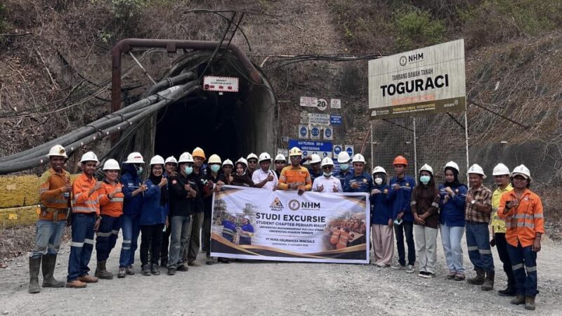 Mahasiswa Student Chapter UMMU dan Unkhair berfoto bersama di depan area tambang bawah tanah Toguraci milik PT NHM dalam kegiatan kunjungan lapangan yang difasilitasi Perhapi Maluku Utara. (Dok: Istimewa)