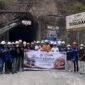 Mahasiswa Student Chapter UMMU dan Unkhair berfoto bersama di depan area tambang bawah tanah Toguraci milik PT NHM dalam kegiatan kunjungan lapangan yang difasilitasi Perhapi Maluku Utara. (Dok: Istimewa)
