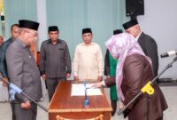 Wali Kota Ternate M. Tauhid Soleman mengambil sumpah/janji 11 Pejabat Pimpinan Tinggi Pratama di lingkungan Pemerintah Kota Ternate dalam pelantikan di Aula Kantor Wali Kota Ternate, Kamis (1/10/2026).