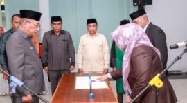Wali Kota Ternate M. Tauhid Soleman mengambil sumpah/janji 11 Pejabat Pimpinan Tinggi Pratama di lingkungan Pemerintah Kota Ternate dalam pelantikan di Aula Kantor Wali Kota Ternate, Kamis (1/10/2026).