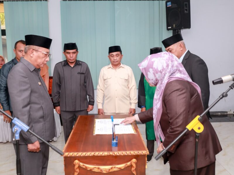 Wali Kota Ternate M. Tauhid Soleman mengambil sumpah/janji 11 Pejabat Pimpinan Tinggi Pratama di lingkungan Pemerintah Kota Ternate dalam pelantikan di Aula Kantor Wali Kota Ternate, Kamis (1/10/2026).