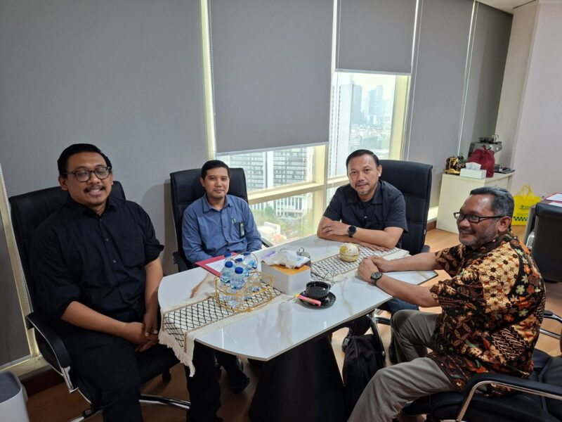 Rektor IAIN Ternate Adnan Mahmud saat bertemu Direktur Penyiapan Lahan dan Prasarana, Sarana, serta Utilitas Umum Kawasan Permukiman Kementerian PKP Indra Gunawan di Jakarta, Kamis (8/10/2026), membahas usulan pembangunan rusun bagi dosen dan pegawai IAIN Ternate.
