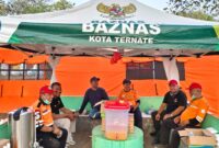 Tim Baznas Tanggap Bencana (BTB) menyiapkan Pos Logistik Ringan untuk membantu kebutuhan petugas yang menangani kebakaran TPA Takome, Jumat (9/10/2026). (Dok: Baznas Ternate)