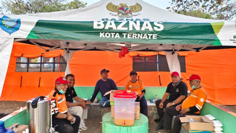 Tim Baznas Tanggap Bencana (BTB) menyiapkan Pos Logistik Ringan untuk membantu kebutuhan petugas yang menangani kebakaran TPA Takome, Jumat (9/10/2026). (Dok: Baznas Ternate)