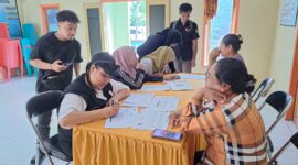 Anggota Bawaslu Halmahera Timur, Susana Corry Rotinsulu bersama staf sekretariat melakukan uji petik faktual data pemilih dengan menyambangi warga di Desa Gamesan, Kecamatan Maba, untuk memastikan akurasi data pemilih.