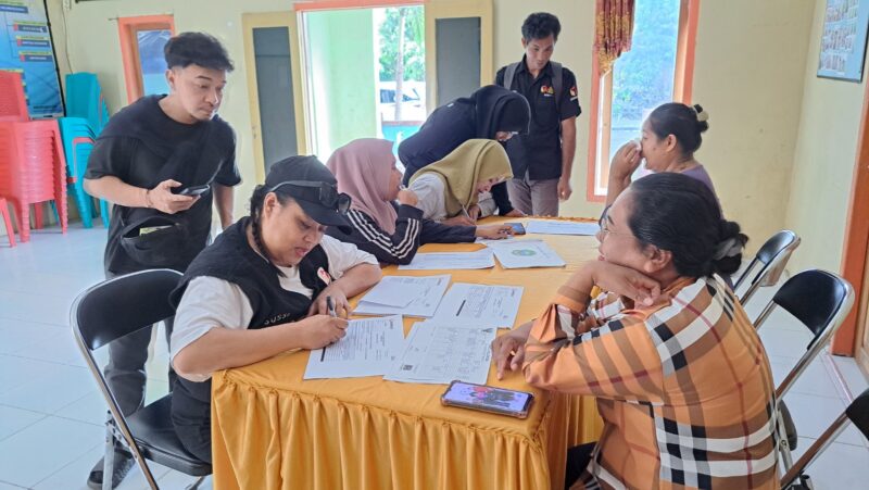 Anggota Bawaslu Halmahera Timur, Susana Corry Rotinsulu bersama staf sekretariat melakukan uji petik faktual data pemilih dengan menyambangi warga di Desa Gamesan, Kecamatan Maba, untuk memastikan akurasi data pemilih.