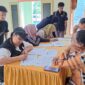 Anggota Bawaslu Halmahera Timur, Susana Corry Rotinsulu bersama staf sekretariat melakukan uji petik faktual data pemilih dengan menyambangi warga di Desa Gamesan, Kecamatan Maba, untuk memastikan akurasi data pemilih.
