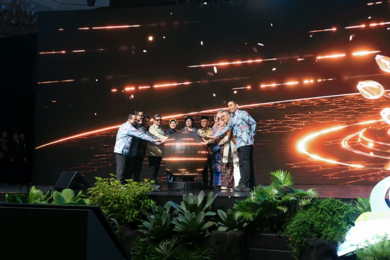 Gubernur Bank Indonesia, Destry Damayanti, bersama Wakil Menteri Koordinator Bidang Perekonomian RI, Dradjad Hari Wibowo, saat membuka The 13th Indonesia Sharia Economic Festival (ISEF) 2026 di Jakarta International Convention Center (JICC), Jakarta, Rabu (14/10/2026).