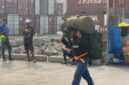 Porter mengangkut barang penumpang di Pelabuhan Ahmad Yani, Ternate, Maluku Utara, saat aktivitas keberangkatan dan kedatangan kapal berlangsung, Selasa (20/10/2026). (Dok: Wahana Malut/Risaldi)