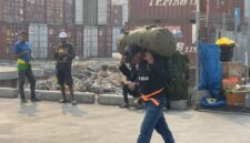 Porter mengangkut barang penumpang di Pelabuhan Ahmad Yani, Ternate, Maluku Utara, saat aktivitas keberangkatan dan kedatangan kapal berlangsung, Selasa (20/10/2026). (Dok: Wahana Malut/Risaldi)