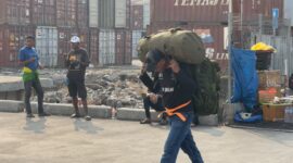 Porter mengangkut barang penumpang di Pelabuhan Ahmad Yani, Ternate, Maluku Utara, saat aktivitas keberangkatan dan kedatangan kapal berlangsung, Selasa (20/10/2026). (Dok: Wahana Malut/Risaldi)