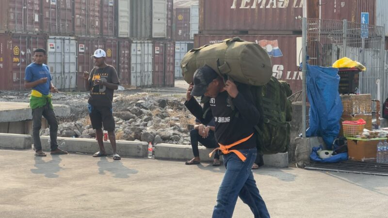 Porter mengangkut barang penumpang di Pelabuhan Ahmad Yani, Ternate, Maluku Utara, saat aktivitas keberangkatan dan kedatangan kapal berlangsung, Selasa (20/10/2026). (Dok: Wahana Malut/Risaldi)