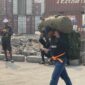 Porter mengangkut barang penumpang di Pelabuhan Ahmad Yani, Ternate, Maluku Utara, saat aktivitas keberangkatan dan kedatangan kapal berlangsung, Selasa (20/10/2026). (Dok: Wahana Malut/Risaldi)