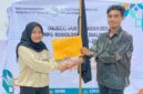 Angga Abdullah (kanan) menerima penyerahan kepemimpinan HMPS Sosiologi UMMU untuk periode 2026–2027, Senin (26/10/2026). (Dok: Istimewa)