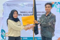 Angga Abdullah (kanan) menerima penyerahan kepemimpinan HMPS Sosiologi UMMU untuk periode 2026–2027, Senin (26/10/2026). (Dok: Istimewa)