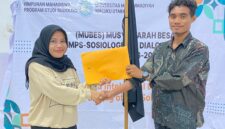 Angga Abdullah (kanan) menerima penyerahan kepemimpinan HMPS Sosiologi UMMU untuk periode 2026–2027, Senin (26/10/2026). (Dok: Istimewa)
