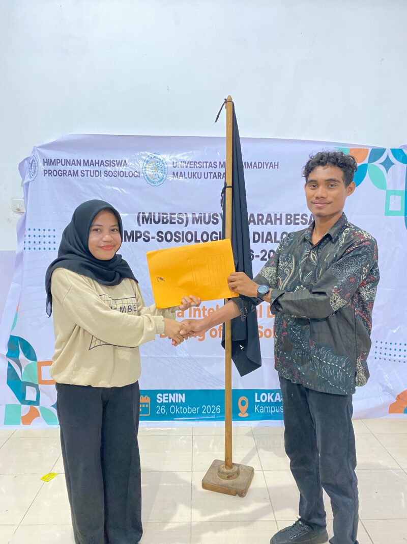 Angga Abdullah (kanan) menerima penyerahan kepemimpinan HMPS Sosiologi UMMU untuk periode 2026–2027, Senin (26/10/2026). (Dok: Istimewa)